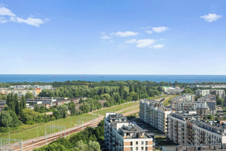 Dużym atutem apartamentu jest balkon z meblami wypoczynkowymi. To idealne miejsce na poranną kawę, wieczorny odpoczynek lub chwilę relaksu z widokiem na morze, zieleń i panoramę miasta.