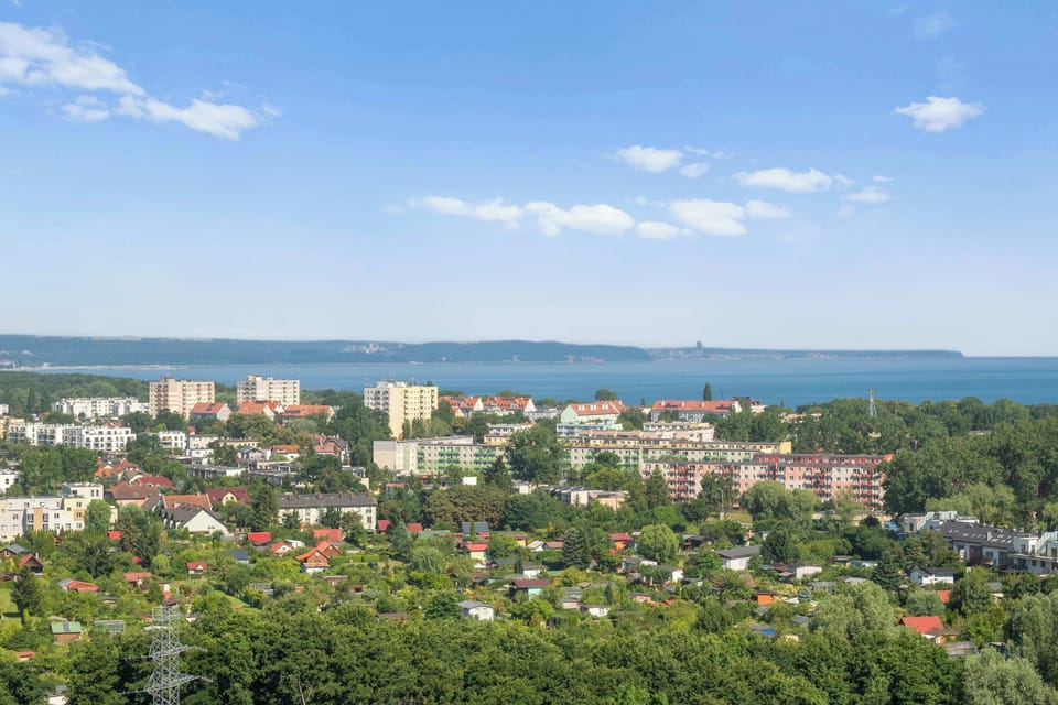 Dużym atutem apartamentu jest balkon z meblami wypoczynkowymi. To idealne miejsce na poranną kawę, wieczorny odpoczynek lub chwilę relaksu z widokiem na morze, zieleń i panoramę miasta.