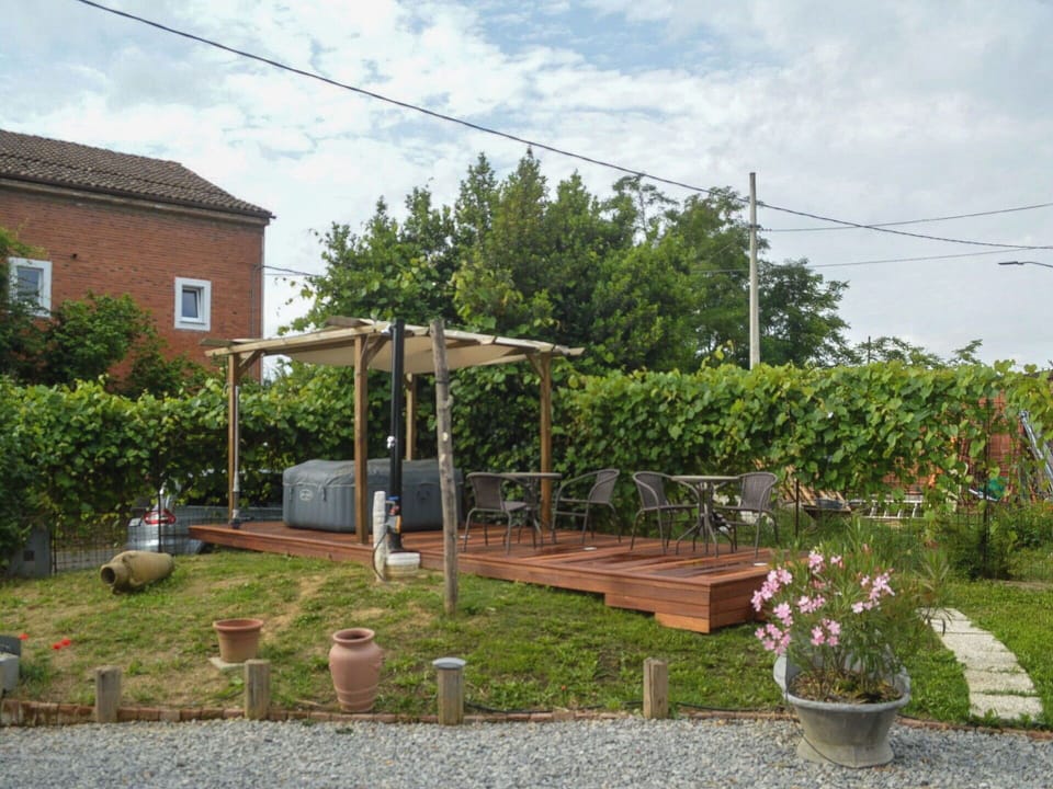 Garden, Flowerpot, Shade, Outdoor Furniture, Backyard, Outdoor Structure, Outdoor Table, Yard, Landscaping