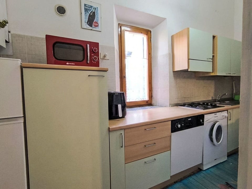 Kitchen Appliance, Major Appliance, Kitchen, Wood, Flooring, Countertop, Cabinetry, Floor, Home Appliance, Interior Design