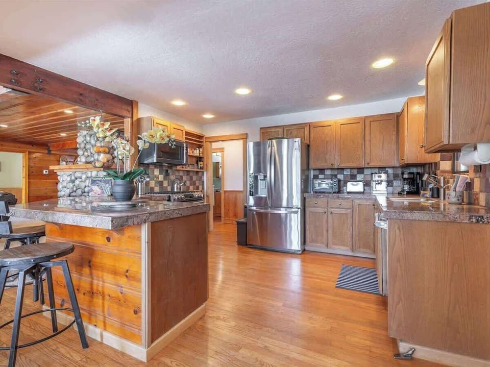 Kitchen: Drip coffee maker, toaster, toaster oven, air fryer, blender, kettle, waffle maker, cooking utensils, tableware 