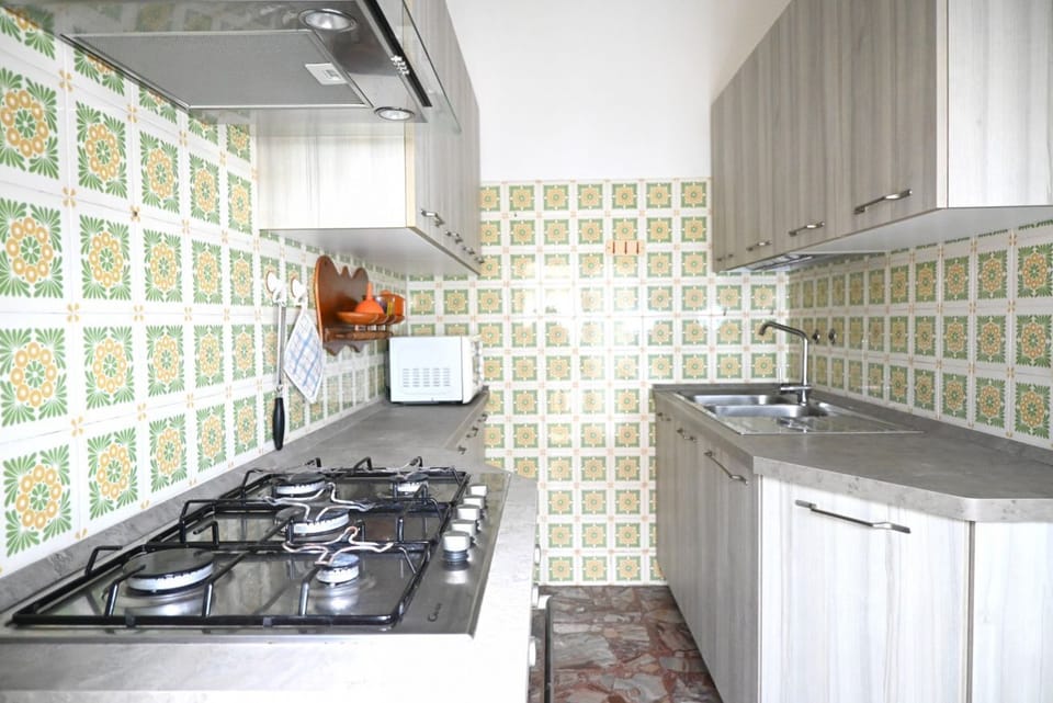 Fridge, dishwasher