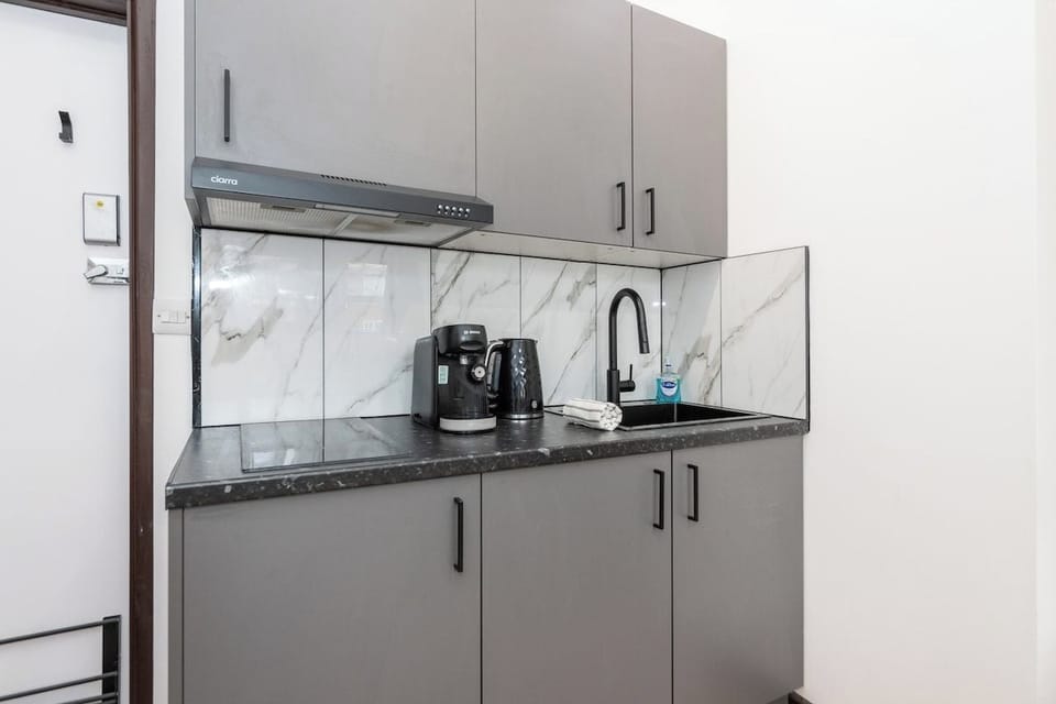 Microwave, stovetop, electric kettle, cookware/dishes/utensils