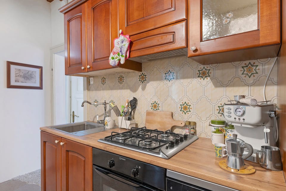 Coffee/tea maker, fridge, oven, stovetop