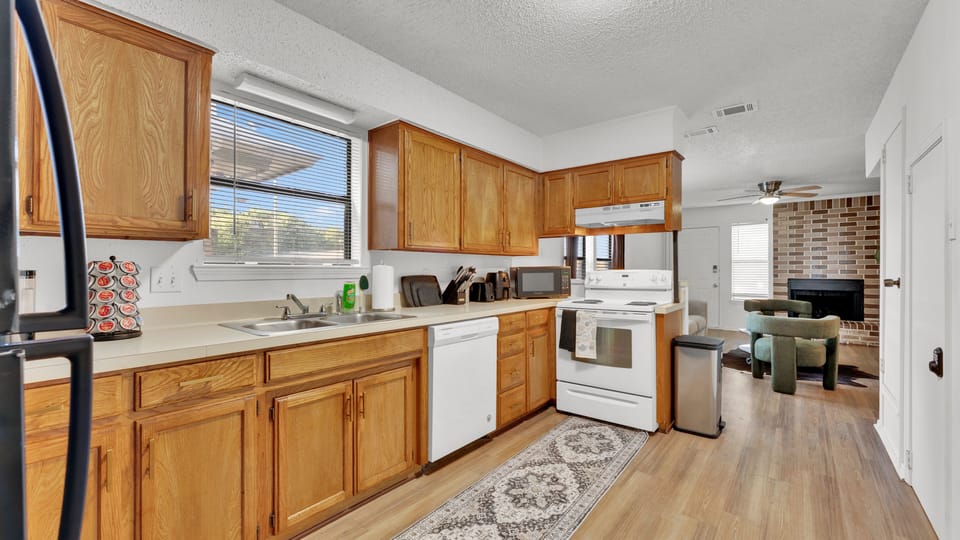Coffee/tea maker, fridge, microwave, oven