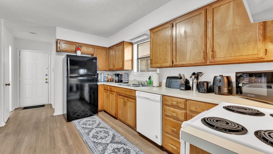 Coffee/tea maker, fridge, microwave, oven
