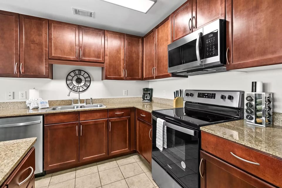 Condo, 1 King Bed with Sofa bed (Laketown Wharf 1817) | Private kitchen