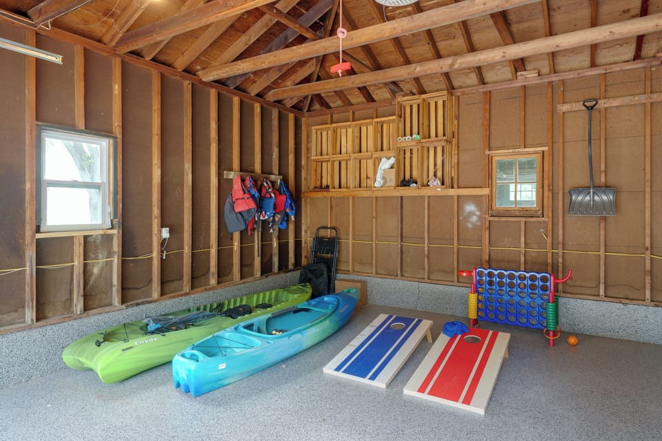Walk to Beach! Mccullom Lake Family Getaway Cottage in Illinois