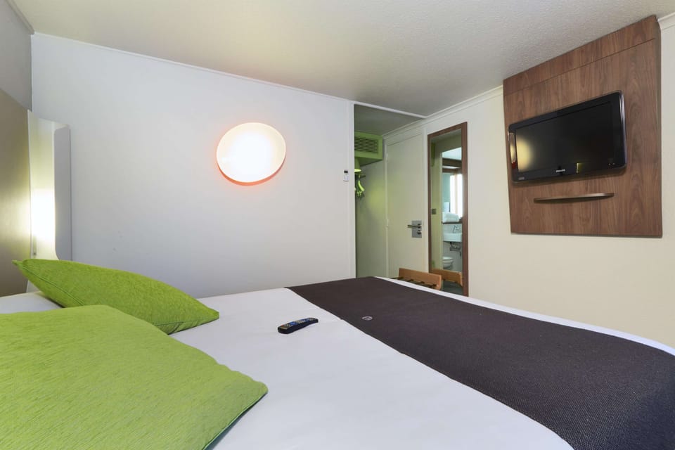 Premium bedding, desk, blackout drapes, free cribs/infant beds