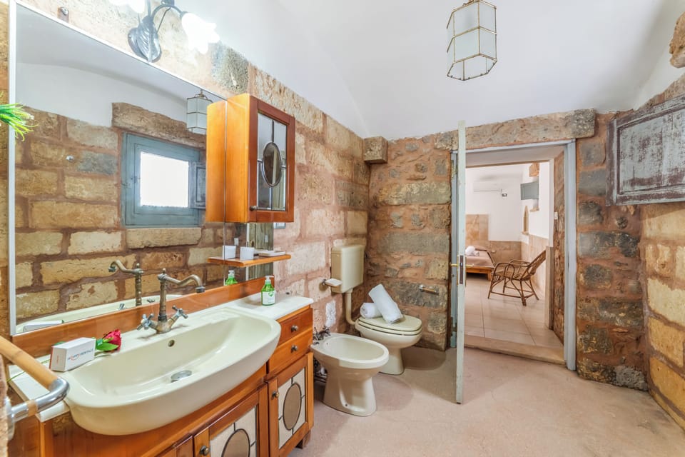 Standard Room, 1 Bedroom, Air conditioning (Villa Fontanelle Double Room 1) | Bathroom