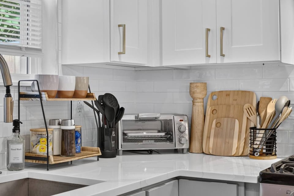 Coffee/tea maker, fridge, microwave, oven