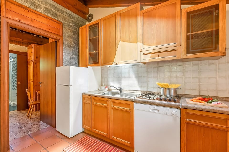 Family Chalet, 2 Bedrooms, 2 Bathrooms (Chalet La Gigliola) | Private kitchen