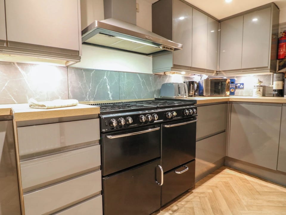 Cookware/dishes/utensils