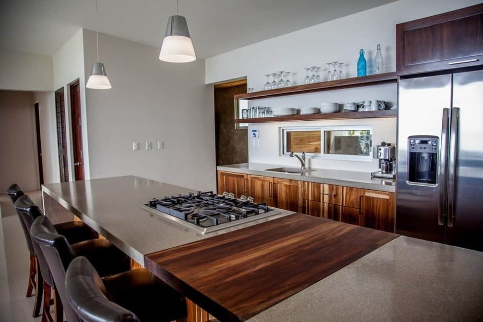 Fully equipped gourmet kitchen, with kitchen island and bar stool for cooking during your vacation.