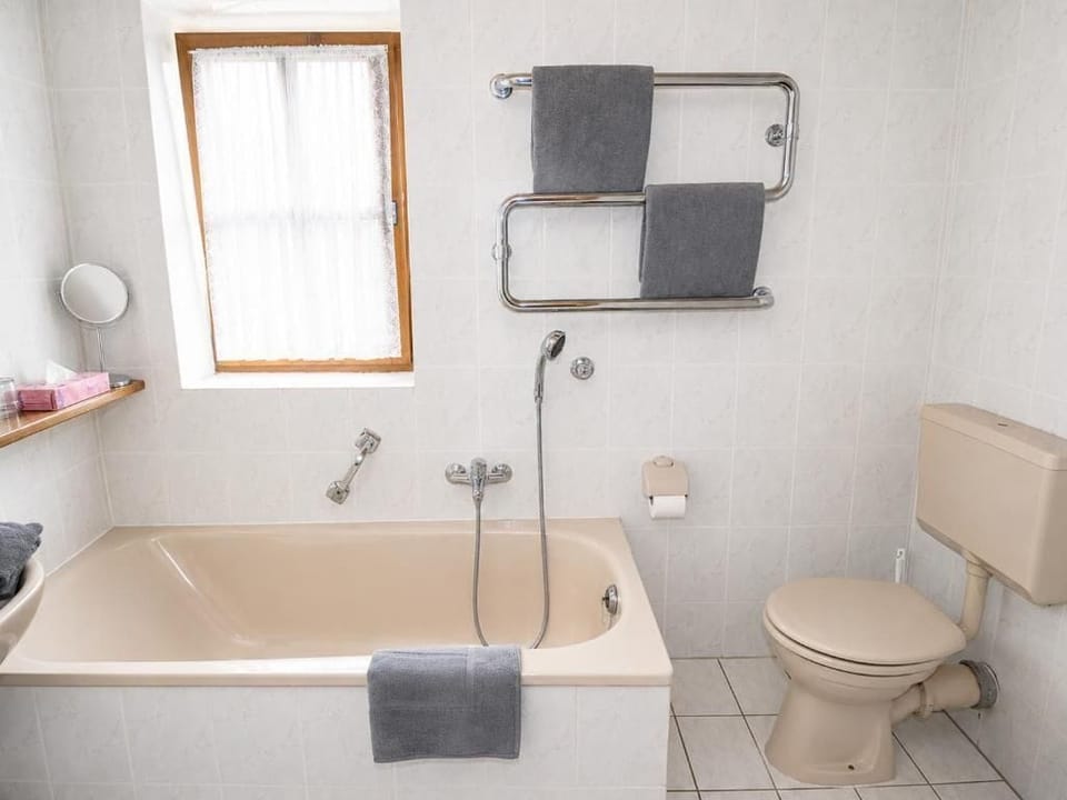 Double Room, Balcony, Courtyard View | Bathroom