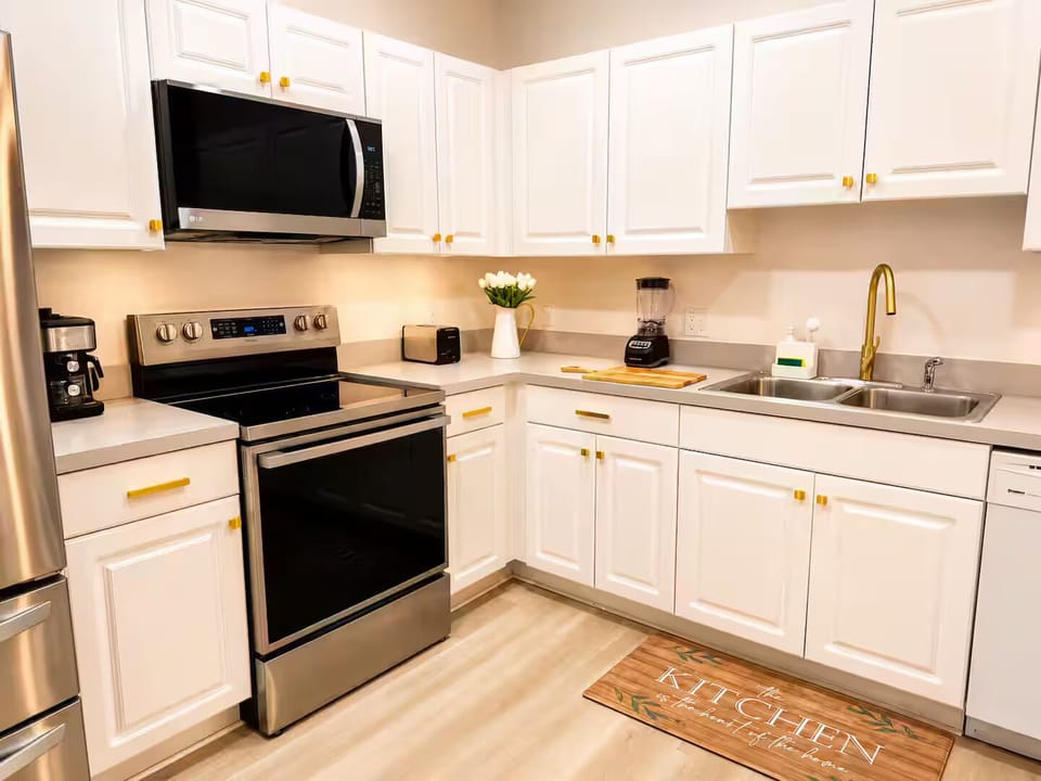 Fully equipped kitchen, perfect for preparing meals at home!