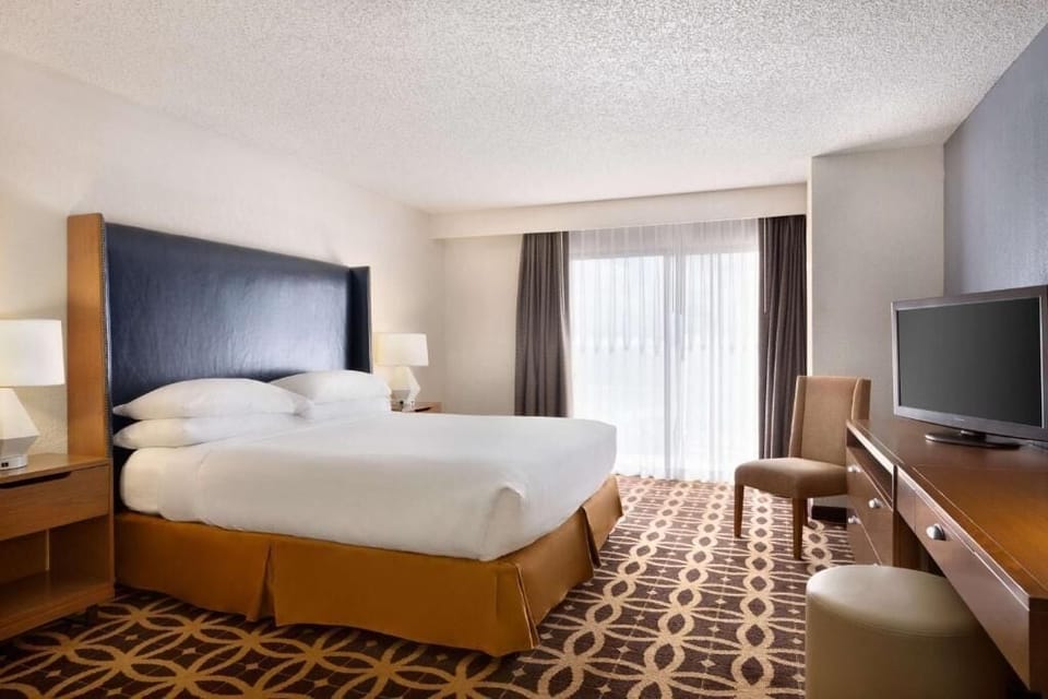 In-room safe, desk, WiFi (free)