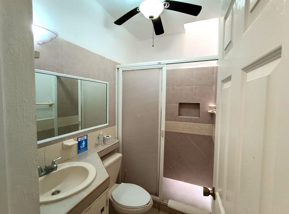 Comfort Suite, Garden View | Bathroom | Shower, free toiletries, soap, shampoo