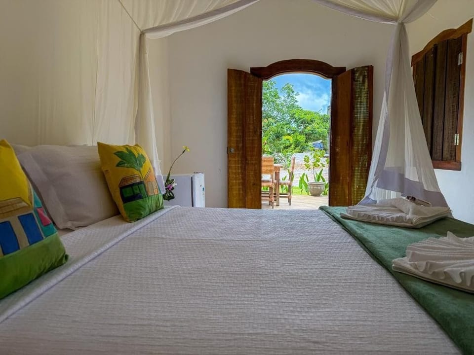 Suite, Garden View | Hypo-allergenic bedding available, laptop workspace