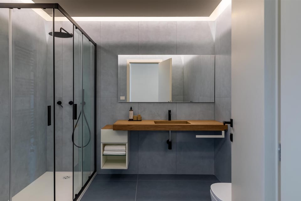 Junior Suite, 1 Queen Bed, Non Smoking (with Single Sofabed) | Bathroom