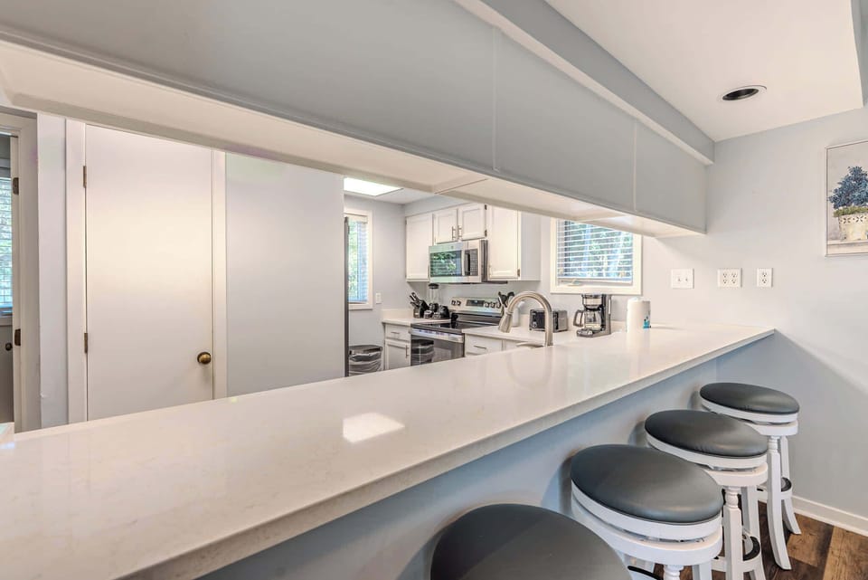 A closer look at how conveniently close the kitchen is to the bar seating!