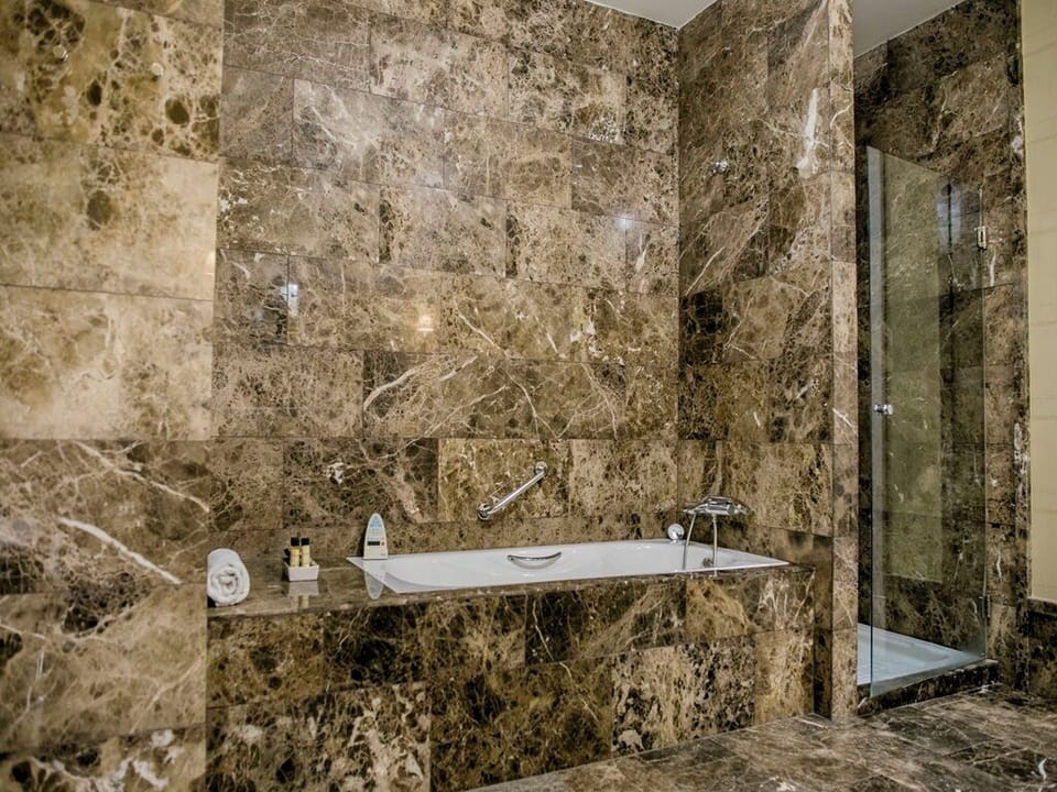 Junior Suite | Bathroom | Combined shower/tub, free toiletries, hair dryer, bidet