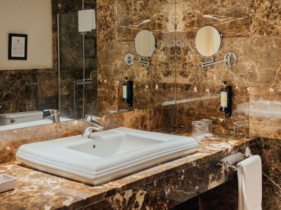 Combined shower/tub, free toiletries, hair dryer, bidet