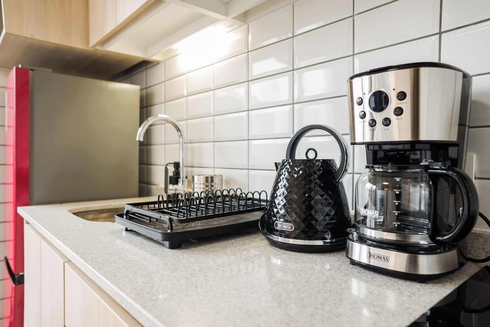 Modern kitchenette with essential appliances for a comfortable stay.