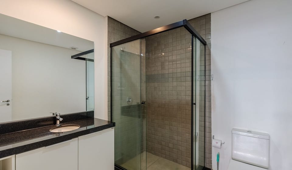 Basic Studio | Bathroom | Shower