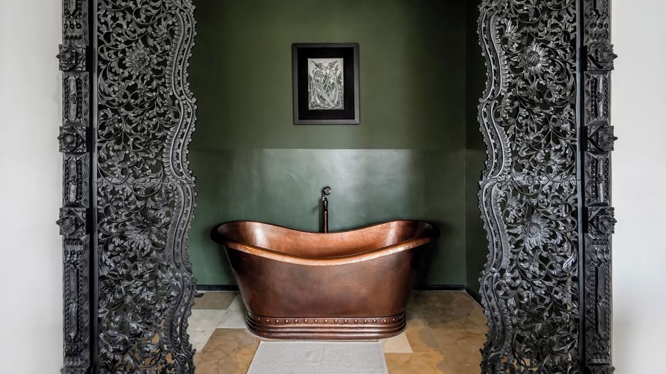 Deep soaking bathtub