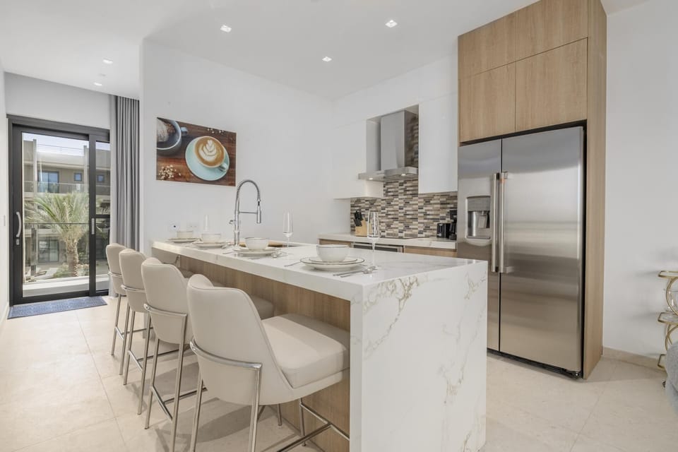 Dining space near the kitchen, perfect for easy meals, morning coffee, or gathering together during your stay.
