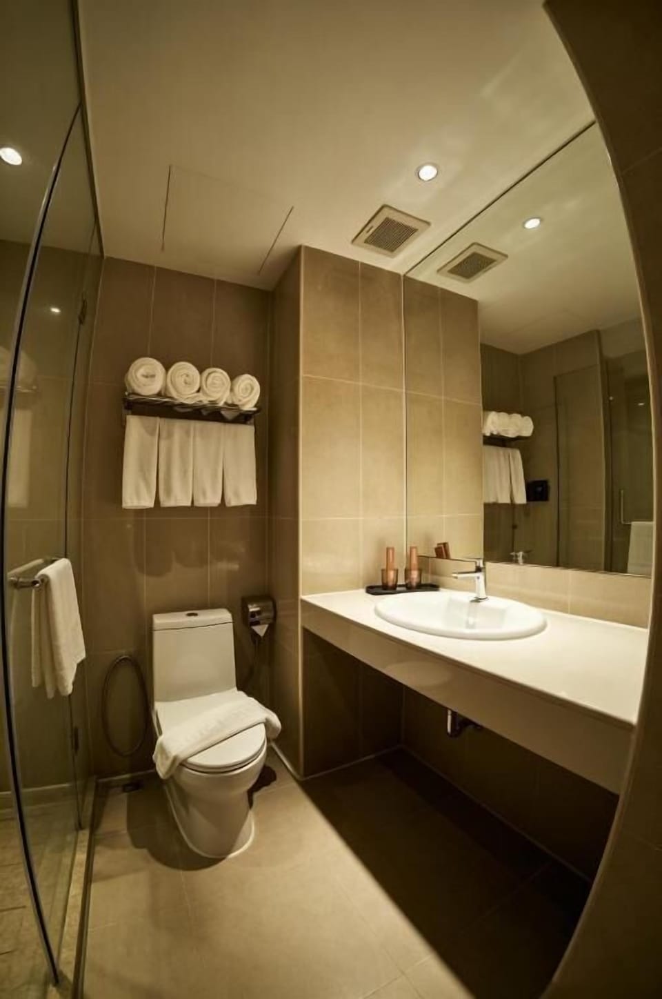 Family Suite, City View | Bathroom | Slippers