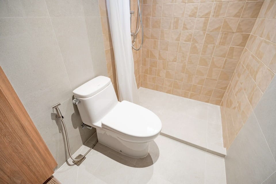 Suite | Bathroom | Shower, towels, soap, shampoo