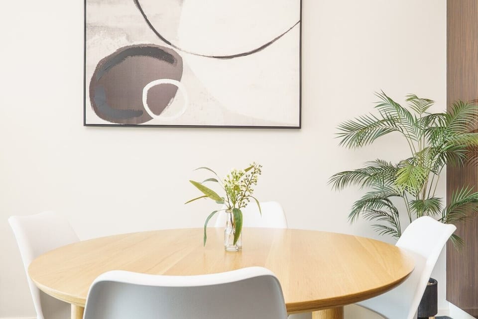 Enjoy a bright and airy dining space with contemporary décor, ideal for relaxed meals and catching up over coffee.