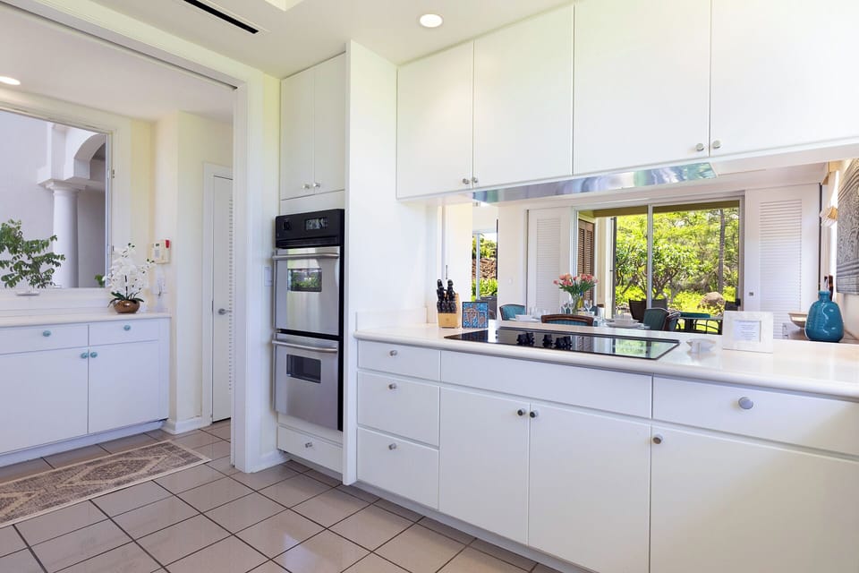 No natural gas on Hawaiian islands keeps our electric stove top sleek/spacious
