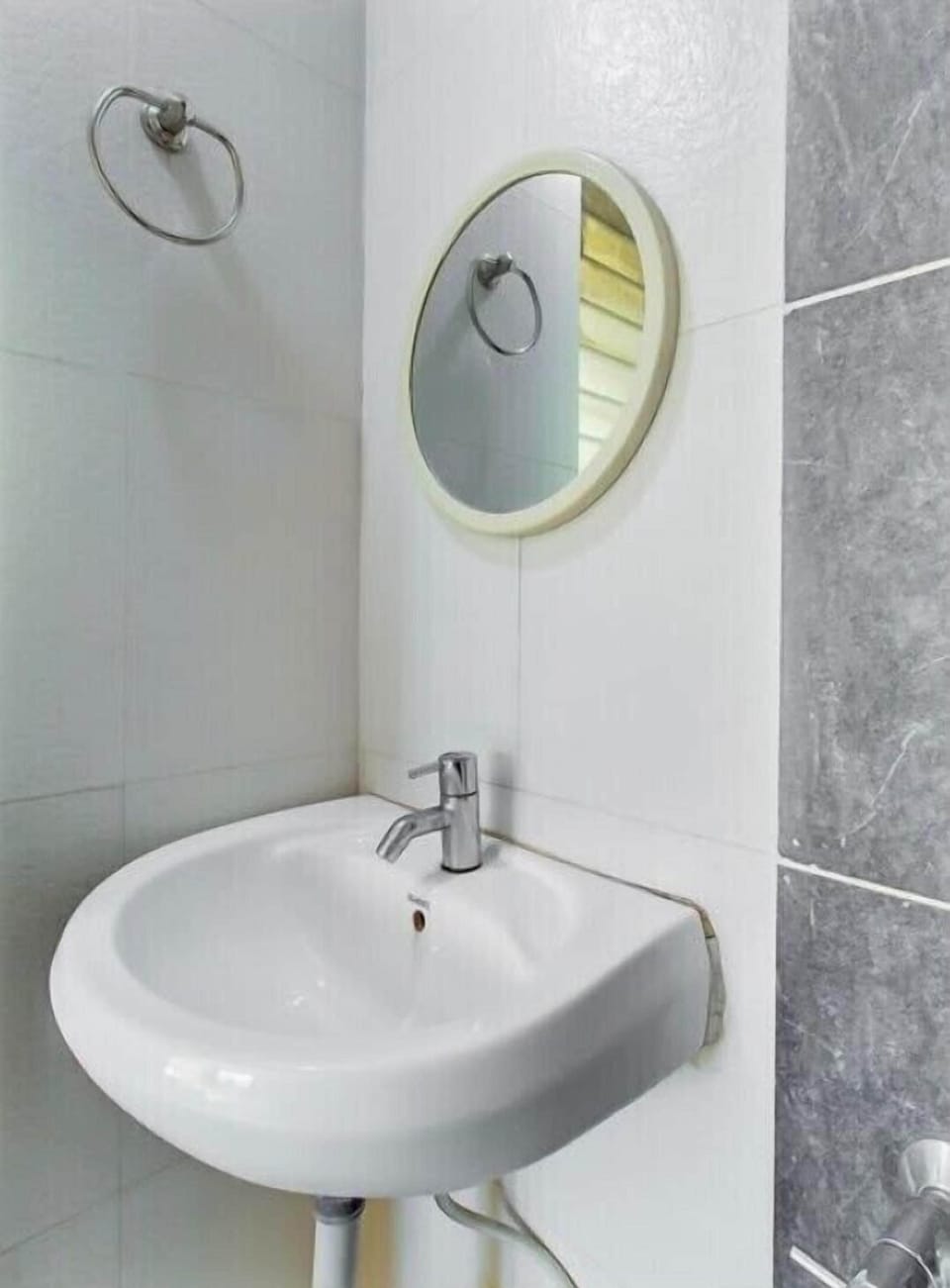 Deluxe Room | Bathroom | Shower, free toiletries, towels