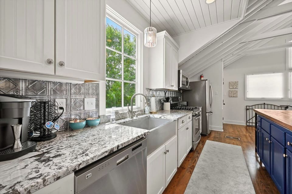 From morning coffee to family dinners, this beautifully designed kitchen is the heart of the home ✨