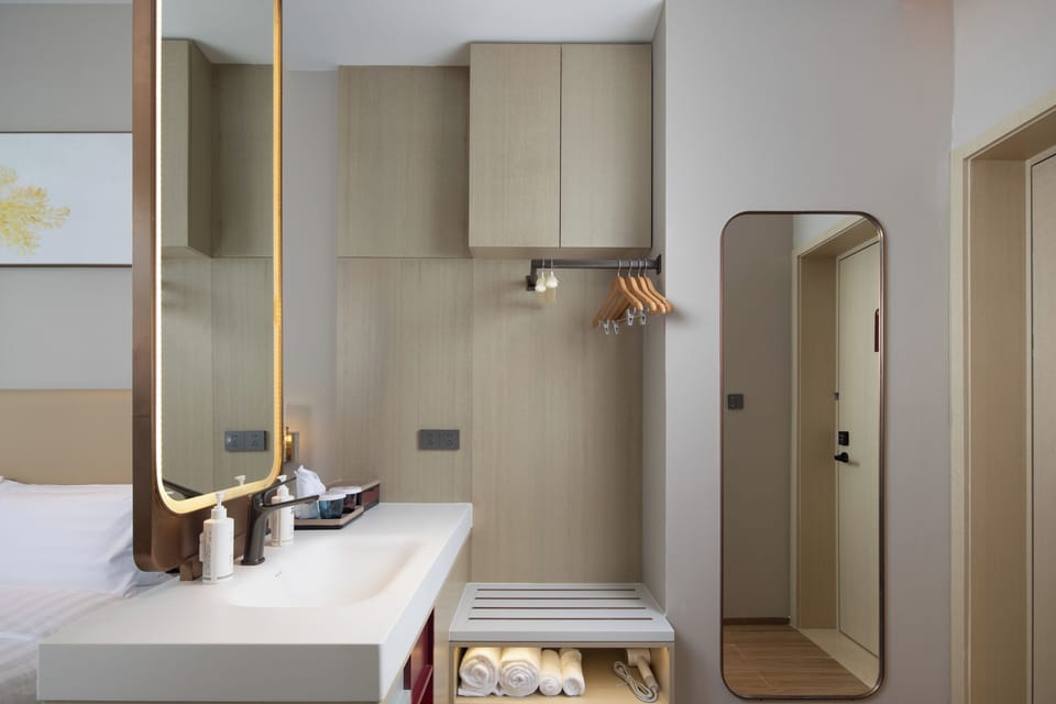 Basic Single Room, Non Smoking, City View | Bathroom | Shower, hair dryer, towels, shampoo