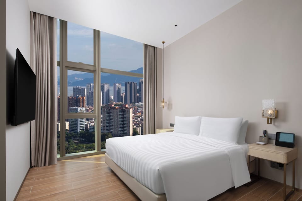 Executive Suite, Partial Ocean View | Desk