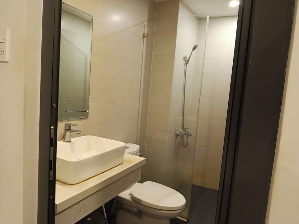 Basic Double Room | Bathroom | Free toiletries, hair dryer (on request), towels, soap