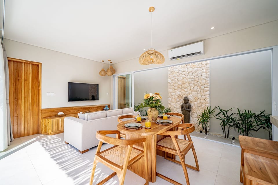 Deluxe Villa, 2 Bedrooms, Patio, Pool View | Dining room