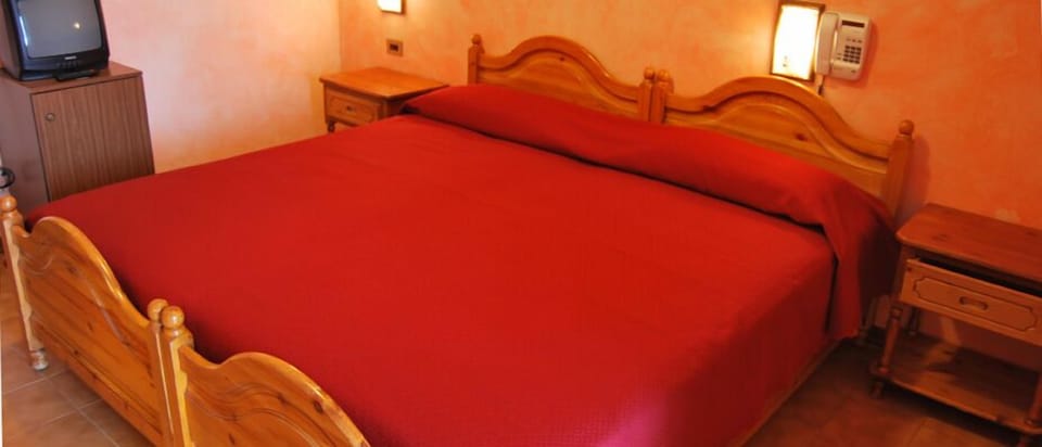 Double or Twin Room, Balcony | Minibar, in-room safe, individually decorated, individually furnished
