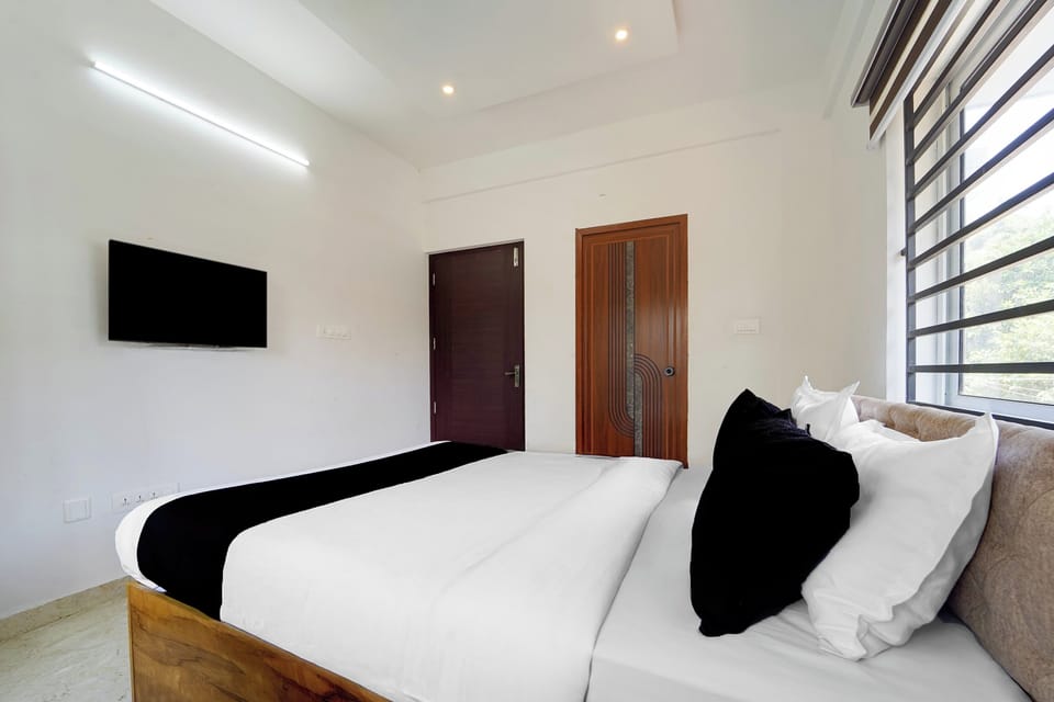 Classic Room | Desk, iron/ironing board (on request), WiFi (free), bed sheets