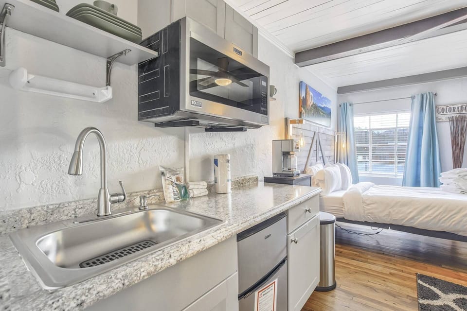 A conveniente kitchenette with the basics