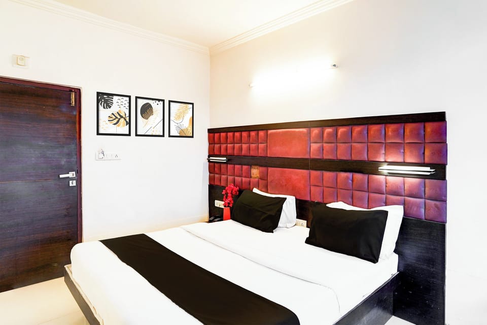 Desk, WiFi (free), bed sheets