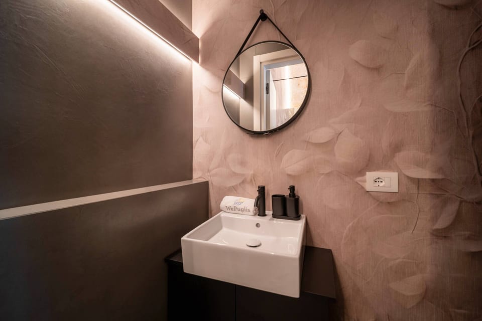 Studio | Bathroom | Hair dryer, towels