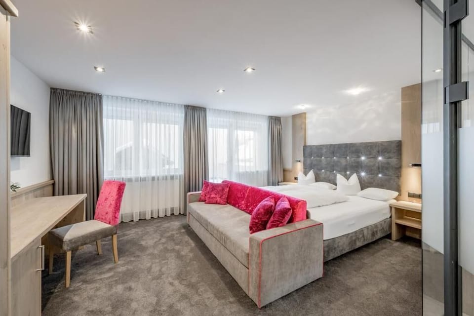 Deluxe Double Room, Balcony | In-room safe, blackout drapes, WiFi (free), bed sheets