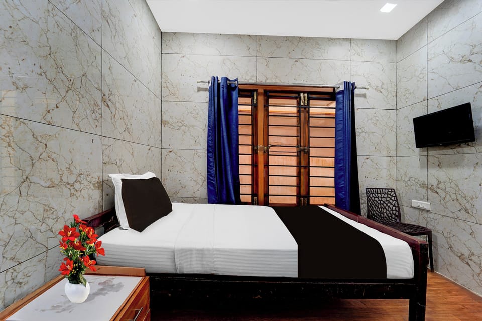 Deluxe Room | Desk, WiFi (free), bed sheets