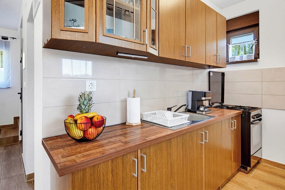 Family House, 3 Bedrooms, 2 Bathrooms, Mountainside (Greenwood Retreat With Hot Tub &) | Private kitchen