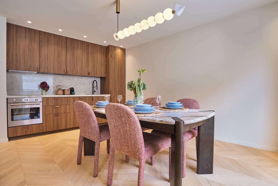 Espace repas , cuisine ouverte